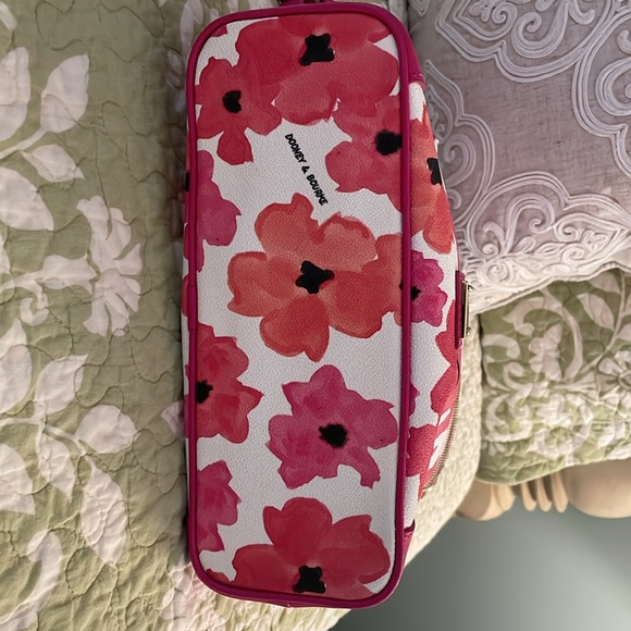 Beautiful Dooney & Bourke Floral Shoulder Bag - Picture 10 of 10